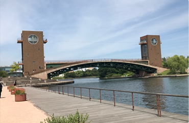 公園のシンボル「天門橋」両端は展望塔になっています