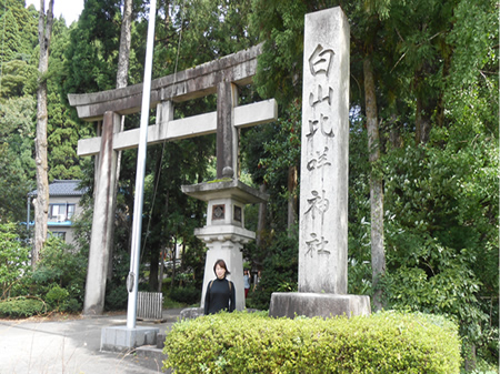 白山本宮・加賀一ノ宮 白山比咩神社の鳥居前での写真